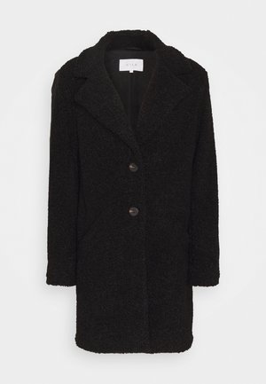 Abrigo negro texturizado con un diseño estructurado, que cuenta con un cuello, dos botones y mangas largas, hecho de un material suave y esponjoso.