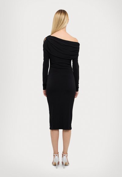 Rochie neagră, fără umeri, cu mâneci lungi, design ajustat și lungime până la glezne. Textură netedă, detaliu elegant de drapare la decolteu.