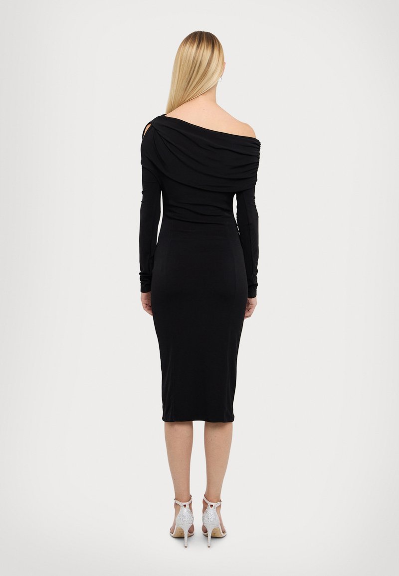 Czarna sukienka z odsłoniętymi ramionami, z długimi rękawami, dopasowana, o długości do połowy łydki. Gładka tekstura, elegancki detal w postaci drapowania przy dekolcie.