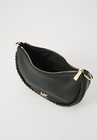 Sac à main en cuir noir avec un accent tressé, fermeture à glissière dorée et logo MK. Texture lisse avec une forme courbée et une poche intérieure.