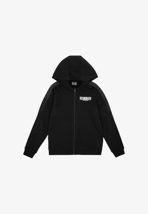 Felpa nera con zip e cappuccio, polsini a costine, dettagli a righe sulle spalle e logo EA7 Emporio Armani bianco sul petto sinistro.