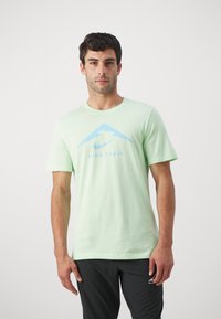 Nike Performance - TEE TRAIL LOGO - T-shirt till träning - vapor green Miniatyrbild 1