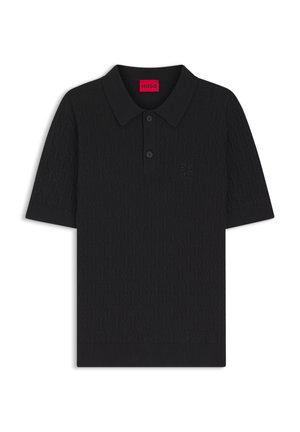 Zwart, kort mouwen polo met een gestructureerde stof, twee knopen, geribbelde boorden en zoom, en een rood HUGO-label aan de binnenkant van de kraag.