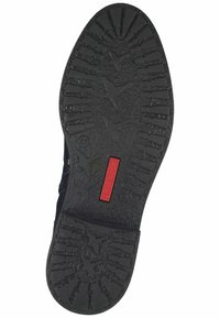 Suela de zapato de goma negra con un patrón de agarre texturizado. Presenta un logo rojo prominente y marcado de tamaño. Construcción sólida con suelas multidireccionales.
