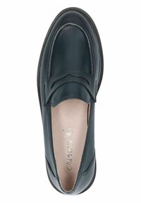 Mocasines de cuero azul oscuro con punta redonda, detalles de costura, una cinta decorativa y un acabado suave sobre una plantilla acolchada.