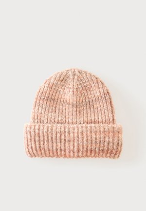 Μαλακό πλεκτό σκουφάκι τύπου beanie σε ανοιχτό ροζ και μπεζ τόνους με διπλωμένη γείσο και ριμπ υφή σε μονόχρωμο φόντο.