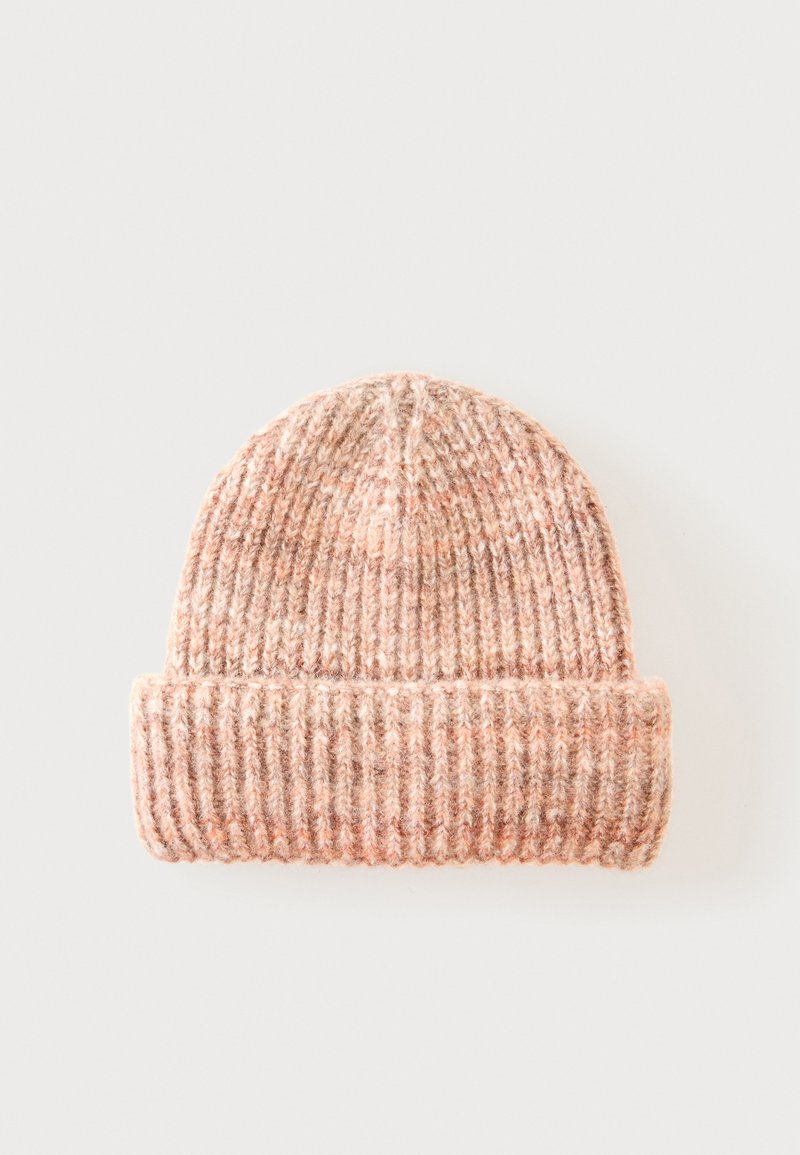 Μαλακό πλεκτό σκουφάκι τύπου beanie σε ανοιχτό ροζ και μπεζ τόνους με διπλωμένη γείσο και ριμπ υφή σε μονόχρωμο φόντο.