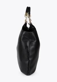 Černá kožená kabelka s měkkou texturou, oválným tvarem a spletenými uchy. Obsahuje zlaté kování a bezpečné otevírání na vrchu.