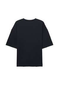 Maglietta nera oversize a maniche corte, con collo rotondo e una texture liscia in cotone. Nessun logo o motivo visibile.