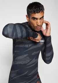 Venum UFC FIGHT WEEK RASHGUARDS - Pikkade varrukatega topp - urban camo