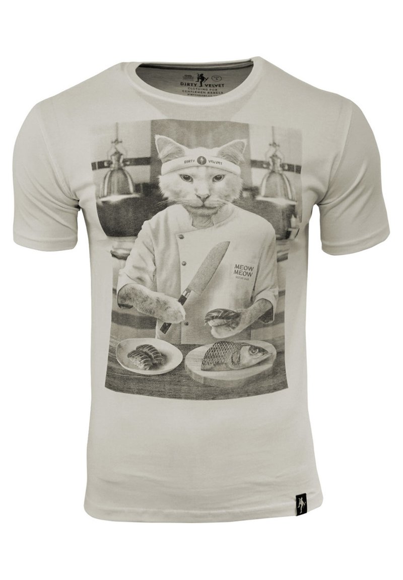 Weißes T-Shirt mit kurzen Ärmeln, auf dem eine Katze in einer Kochkleidung abgebildet ist, die ein Messer hält und Fische auf Tellern hat, gedruckt in Schwarz- und Grautönen.