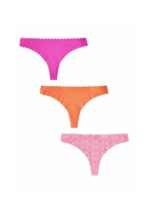 Kolm naiste paeltega aluspükst roosas, oranžis ja roosa mustriga, igaüks kaunistatud laineliste äärtega, vertikaalselt eksponeeritud.
