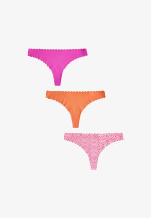Kolm naiste paeltega aluspükst roosas, oranžis ja roosa mustriga, igaüks kaunistatud laineliste äärtega, vertikaalselt eksponeeritud.