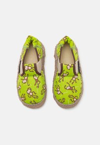 Gröna slip-on skor med apmönster, övre i tyg, elastisk krage och bruna detaljer; texturerad jutesula som ger grepp och hållbarhet.