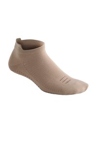 Beiger, niedrig geschnittener Sportsocken mit strukturierter Sohle und geripptem Knöchelbund, dargestellt vor weißem Hintergrund.