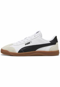 Białe sneakersy z czarnym paskiem Puma i zamszowym czubkiem, z zapięciem na sznurowadła oraz gumową podeszwą.