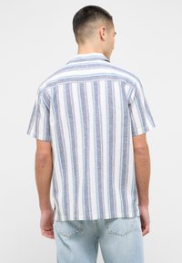 Camisa de manga corta con rayas verticales en azul, gris y amarillo sobre un fondo blanco, con collar clásico y un corte relajado.