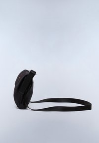 Borsa a tracolla nera con superficie testurizzata, tracolla regolabile e un logo discreto. Presenta una forma arrotondata e una chiusura con zip nella parte superiore.