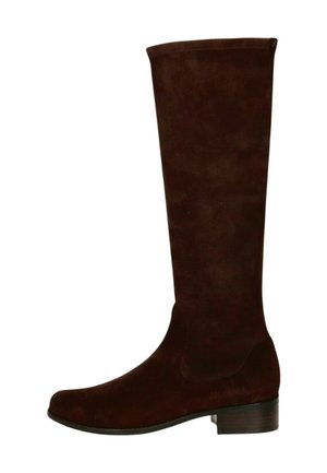 Stivale al ginocchio in suede marrone con punta leggermente arrotondata, cuciture minime e tacco impilato, con una superficie liscia e senza hardware visibile.