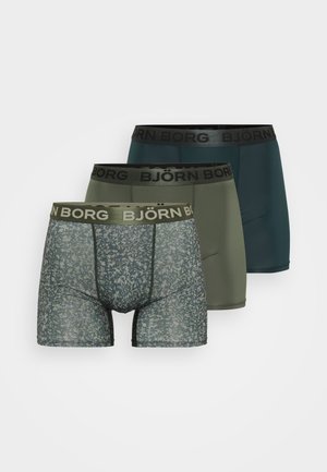 Tri par bokserica s elastičnom crnom gumom na kojoj piše "BJÖRN BORG." Jedne imaju cvjetni uzorak, dok su druga tamnozelena i plava.