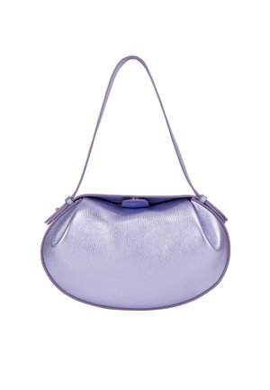 Kleine metallische lavendelfarbene Schultertasche mit einem einzelnen Riemen und rundem, leicht zerknittertem Körper auf weißem Hintergrund.