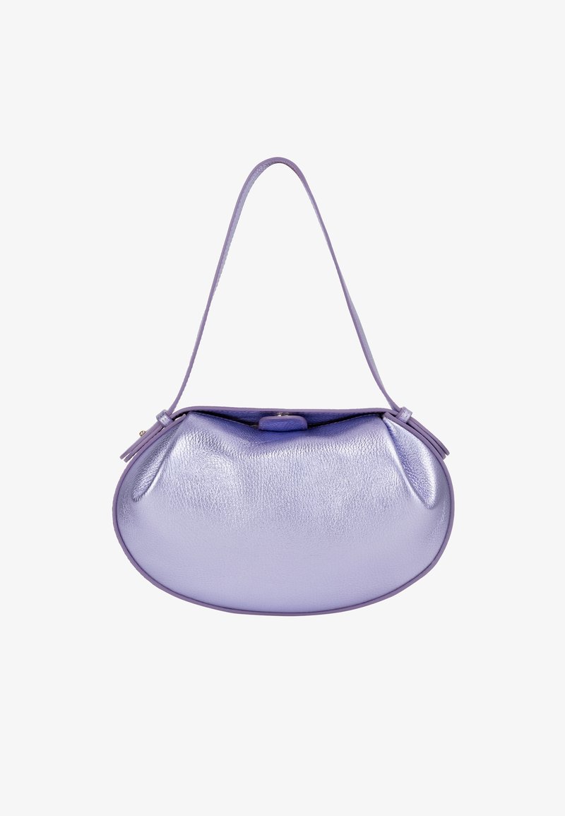Petit sac à épaule métallique lavande avec une seule bandoulière et un corps arrondi légèrement froissé sur fond blanc.