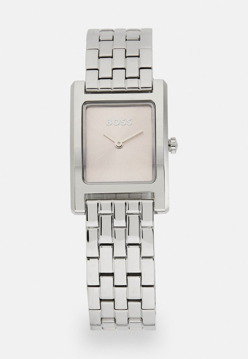 Reloj rectangular plateado con una esfera rosa clara lisa, que presenta el nombre de la marca "BOSS", y una pulsera metálica vinculada con un acabado pulido.