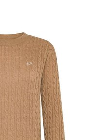 Maglione a maglia cable color camel con collo rotondo e piccolo logo geometrico ricamato in bianco sul petto.