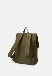 Sac à dos vert olive avec une forme structurée, doté de bretelles ajustables et d'une poignée supérieure. Fabriqué en tissu durable avec un design minimaliste.