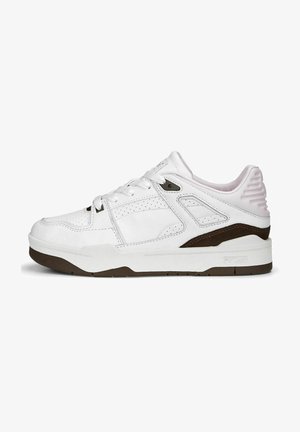 Weiße Ledersneaker mit perforierten Details, braunen Akzenten, flachen Schnürsenkeln und einer strukturierten Ferse. Verfügt über eine Gummisohle mit Branding.