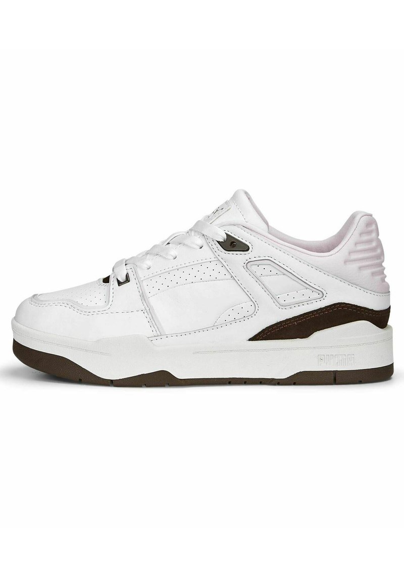 Weiße Ledersneaker mit perforierten Details, braunen Akzenten, flachen Schnürsenkeln und einer strukturierten Ferse. Verfügt über eine Gummisohle mit Branding.