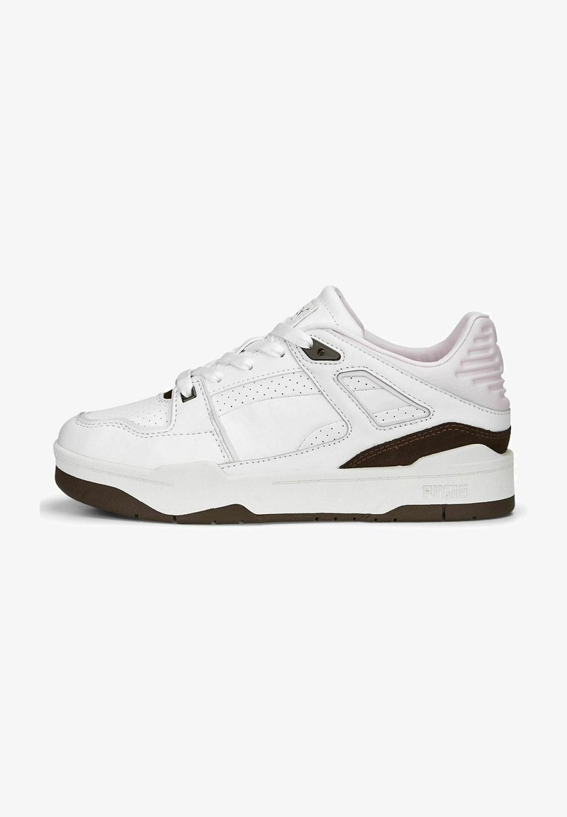 Weiße Ledersneaker mit perforierten Details, braunen Akzenten, flachen Schnürsenkeln und einer strukturierten Ferse. Verfügt über eine Gummisohle mit Branding.