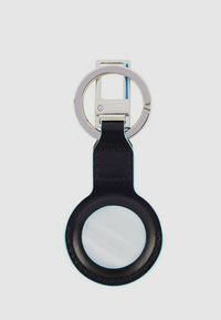 Portachiavi in pelle nera con un supporto circolare per un dispositivo, dotato di un anello metallico e un accento in metallo argentato lucido.