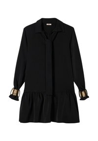 Zwarte jurk met kraag, lange mouwen en strikdetail. Heeft een geplooide zoom en gouden accenten bij de mouwboorden. Soepele stoftextuur.