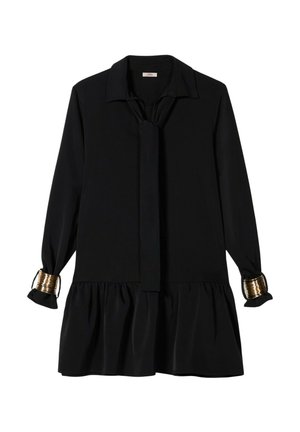 Zwarte jurk met kraag, lange mouwen en strikdetail. Heeft een geplooide zoom en gouden accenten bij de mouwboorden. Soepele stoftextuur.