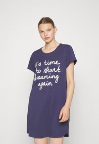 Granatowa sukienka bawełniana z krótkimi rękawami i okrągłym dekoltem, z białym napisem, który brzmi: "Czas zacząć znowu marzyć."