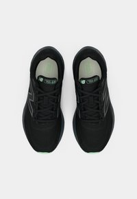 Divas melnas New Balance Fresh Foam 680 skriešanas apavus ar mentola zaļām akcentiem, skatīti no augšas uz balta fona.
