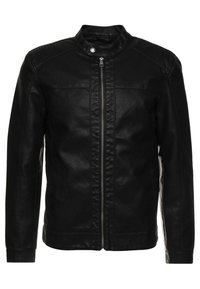 Chaqueta de cuero negra con cuello alto, cremallera frontal y detalles de costura en los hombros. Tiene un corte ajustado y mangas largas.