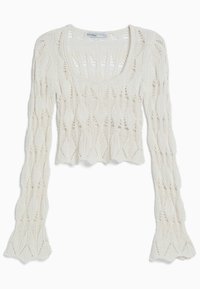 Lekki, biały, krótko skrojony sweter z dzianiny z otwartym wzorem liści oraz rozkloszowanymi rękawami. Dekolt ma szeroki, głęboki kształt.