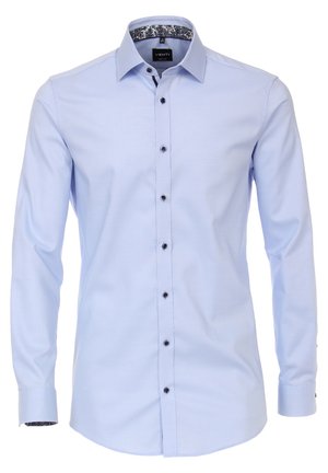Jasnoniebieska męska koszula zapinana na guziki, z długimi rękawami, kołnierzem typu spread oraz kontrastowymi ciemnymi guzikami i detalem na wewnętrznej stronie kołnierza.