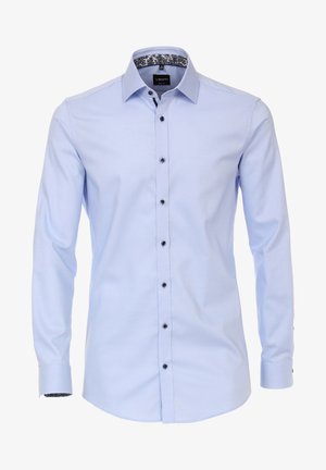 Chemise habillée pour homme bleu clair à boutons, manches longues, col étalé, avec boutons foncés contrastants et détail intérieur du col assorti.