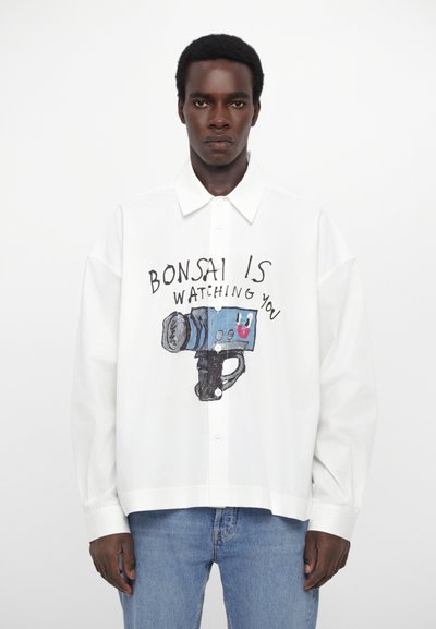 Bonsai OVERSIZE FIT BUTTON DOWN PRINTED GRAPHIC SHIRT - Camisa - white