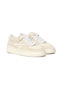 Zapatillas de ante beige con detalle texturizado, cordones blancos y suela gruesa. Acento sutil del logo en el lateral. Forro interior suave.