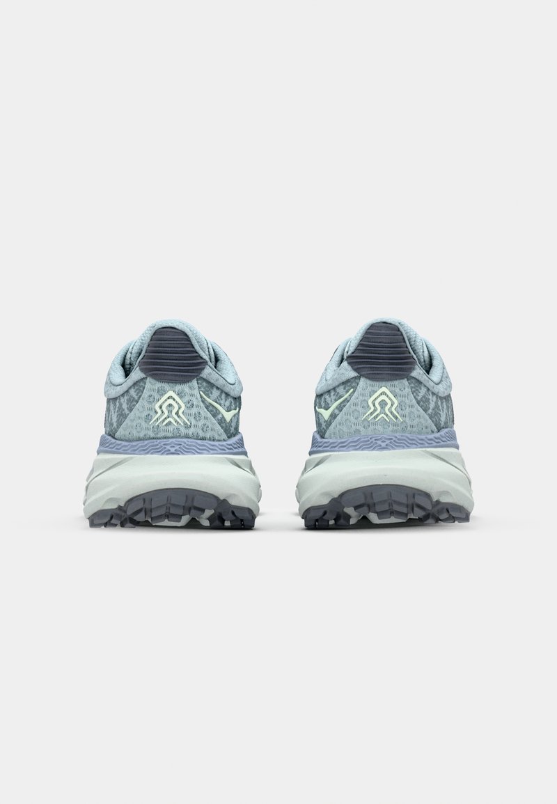 Vista trasera de zapatillas deportivas en azul claro y gris, con una parte superior de malla texturizada, cuello acolchado y suela resistente para mayor tracción.