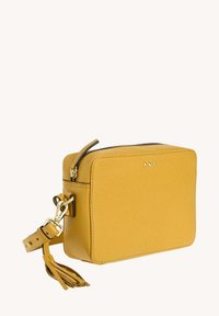 Sac en cuir jaune de forme rectangulaire, fermeture zippée en haut, quincaillerie dorée et détail de frange sur la sangle. Texture lisse.