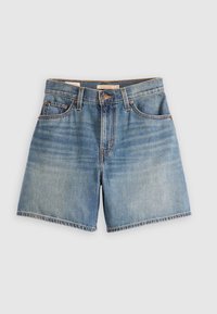 Shorts de denim en azul claro, con un diseño clásico de cinco bolsillos, cierre de botón y dobladillo cosido. Textura suave, ajuste casual.