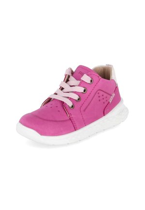 Różowy dziecięcy sneaker z białą podeszwą, jasnoróżowymi sznurowadłami i perforowanymi detalami po bokach i na przodzie.