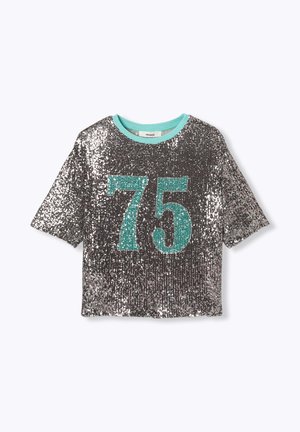 Haut à sequins argentés à manches courtes, présentant un motif turquoise du chiffre "75" et un col rond turquoise.