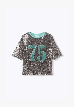 Haut à sequins argentés à manches courtes, présentant un motif turquoise du chiffre "75" et un col rond turquoise.