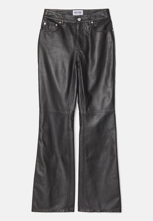 Pantaloni in pelle nera a campana con una texture liscia, accessori in argento, tasche frontali e cuciture in evidenza per un tocco di dettaglio.